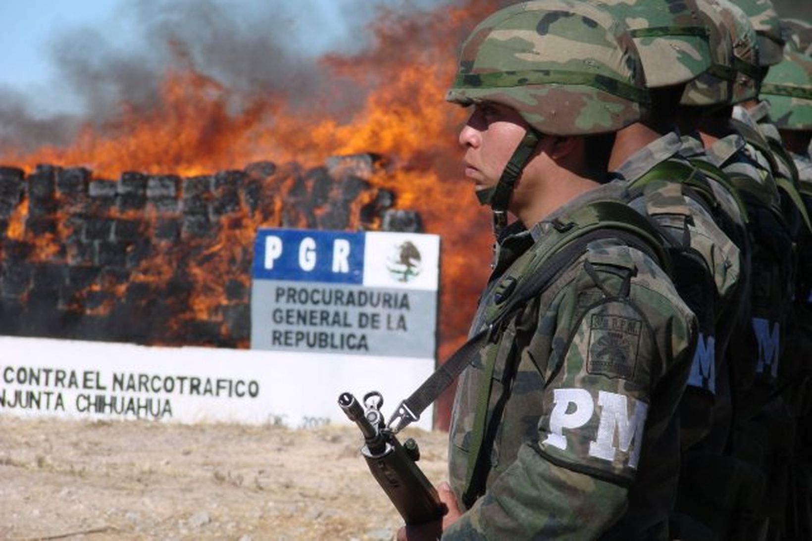 Hermenn fylgjast með þegar brennd eru fíkniefni í Ciudad Juarez …