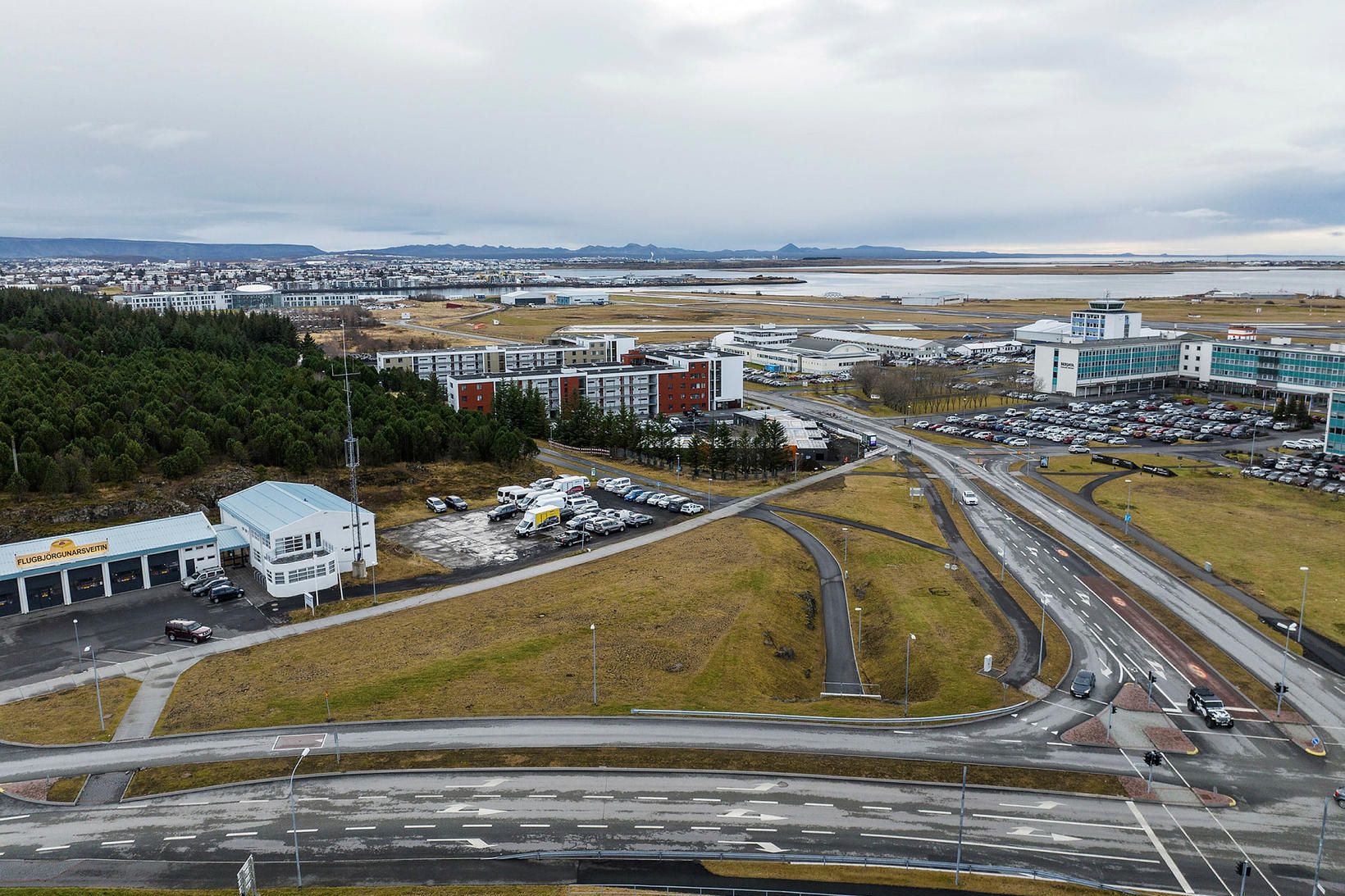 Lóðin er á horni Nauthólsvegar og Flugvallarvegar.