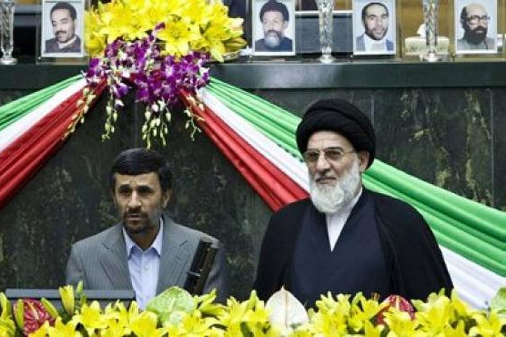Mahmoud Ahmadinejad, forseti Írans, fer með embættiseið sinn í viðurvist …