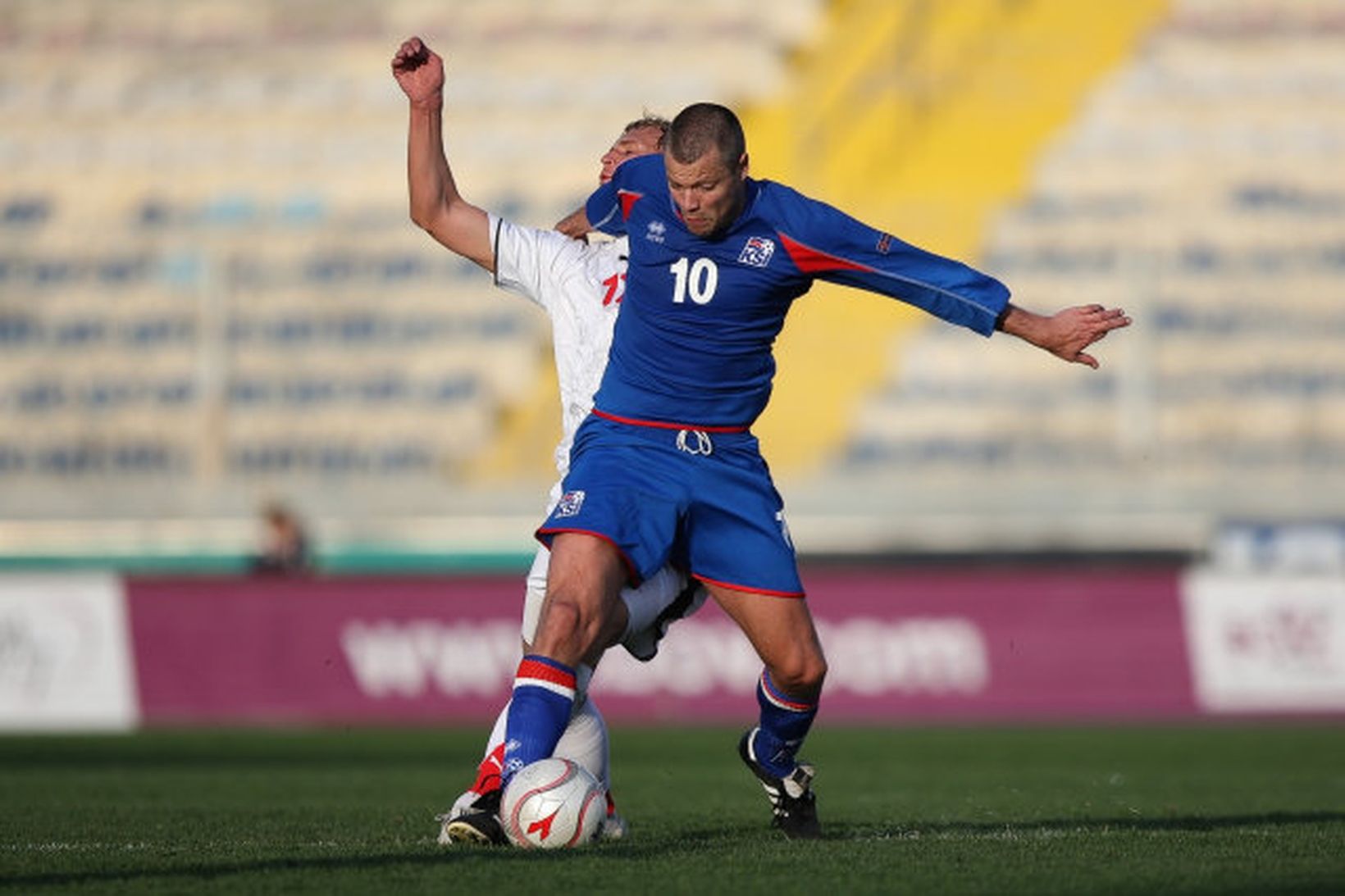 Helgi Sigurðsson í baráttu við varnarmann Hvít-Rússa í leiknum á …