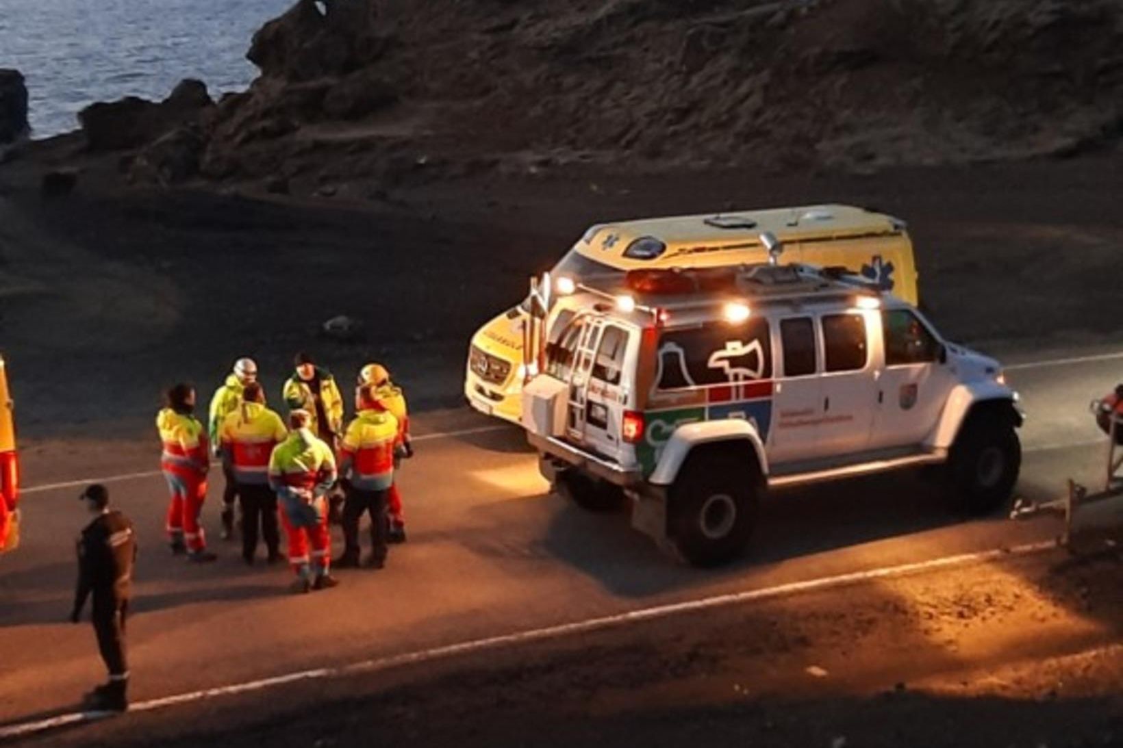 Tveir sjúkrabílar og fjallabíll slökkviliðsins voru sendir á staðinn.