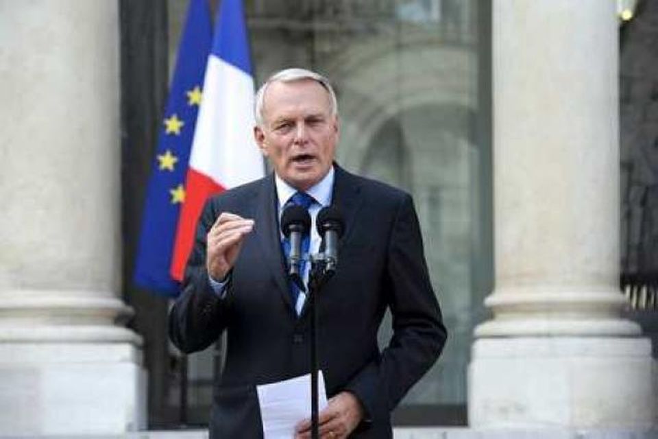 Jean-Marc Ayrault skýrir frá helstu atriðum fjárlagafrumvarpsins svið Elyseehöllu í morgun.