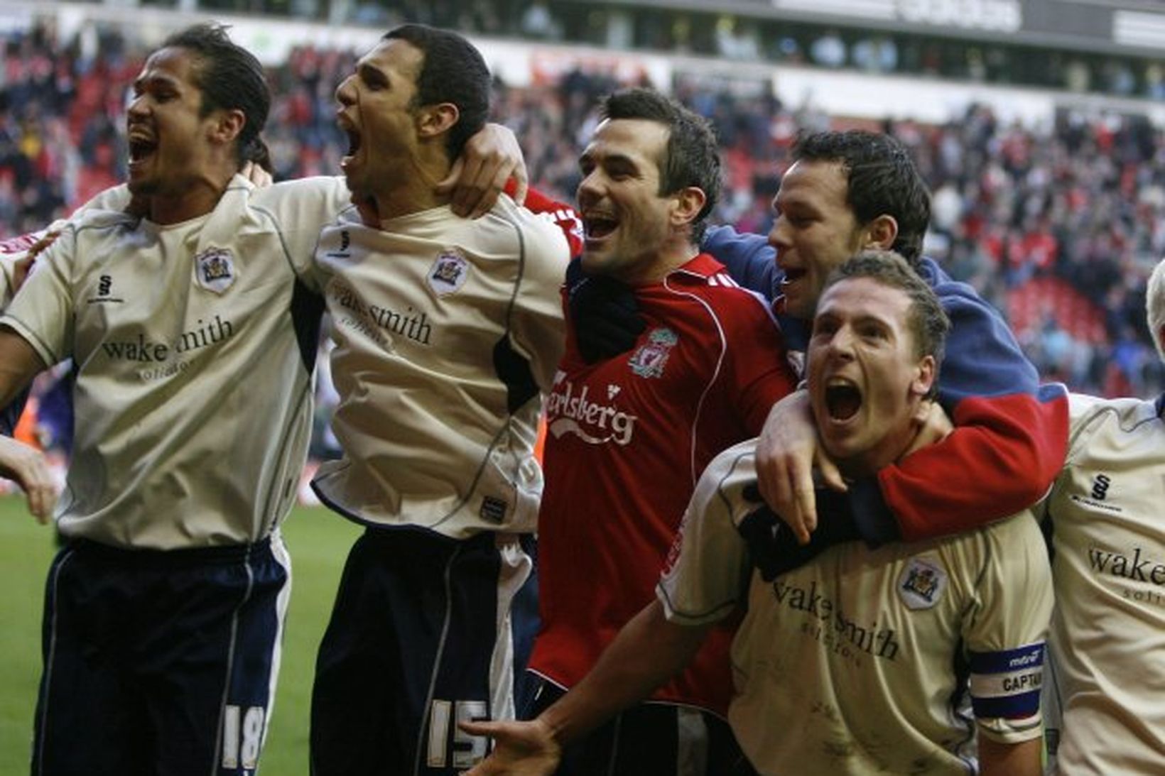 Liðmenn Barnsley fagna fræknum sigri á Anfield í dag.