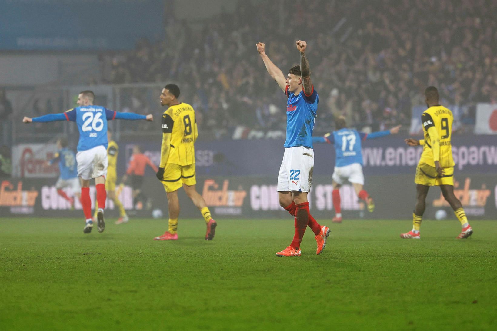 Nicolai Remberg hjá Holstein Kiel fagnar eftir að liðið vann …