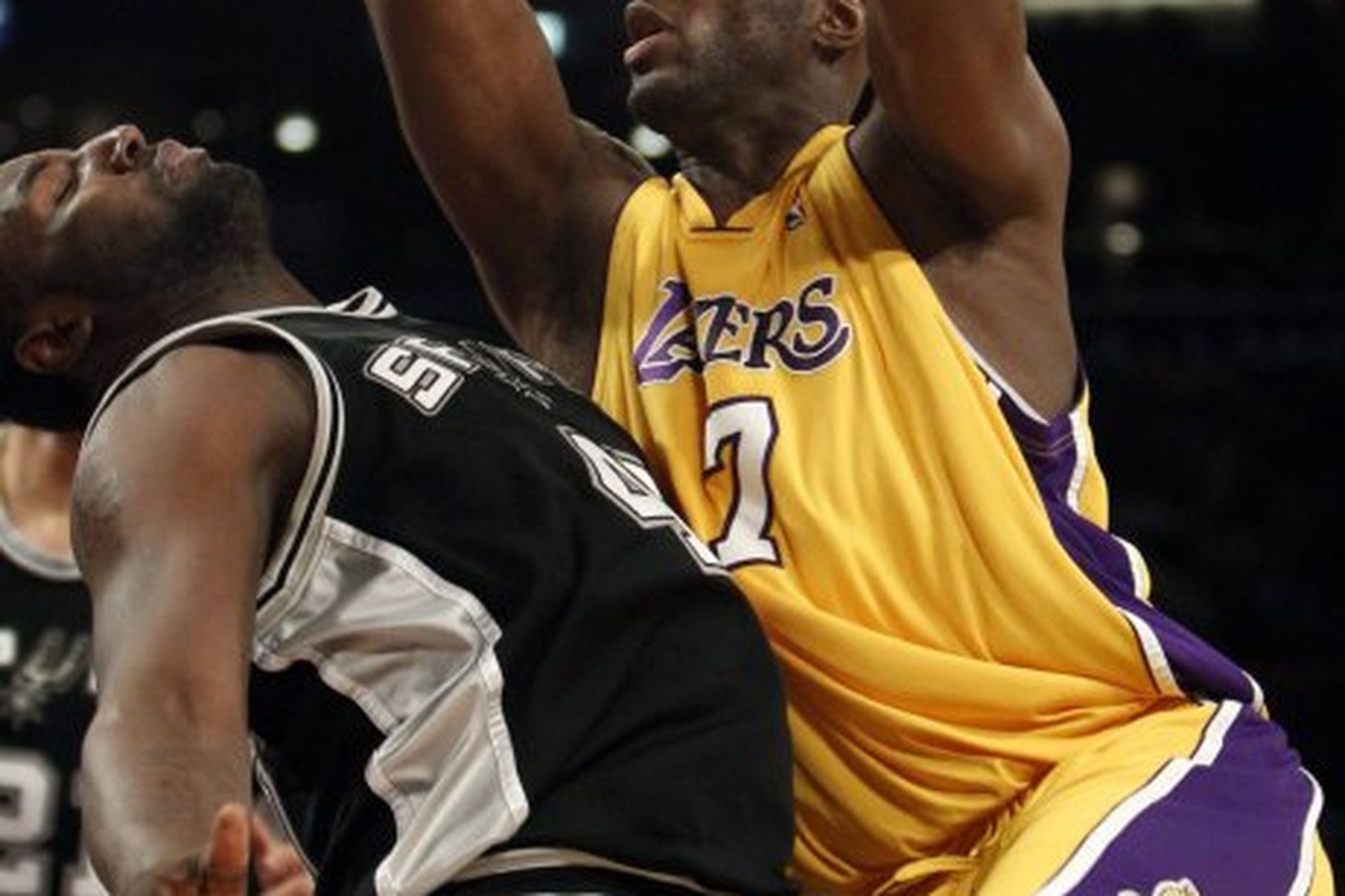 Lamar Odom hjá Lakers sækir að körfu Spurs þar sem …