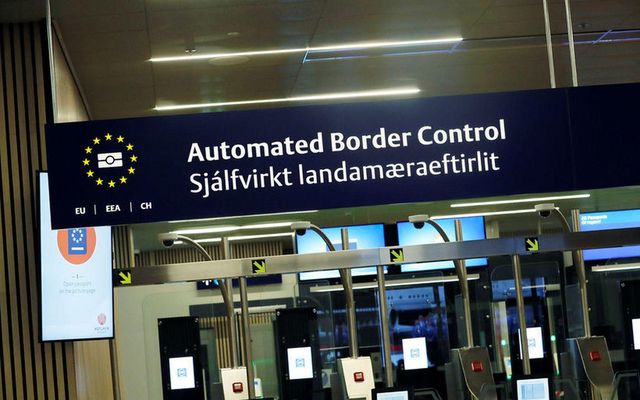 Aðrar framkvæmdir á Keflavíkurflugvelli eru framar í forgangsröðinni en að íslenskan sé fremst á skiltum …