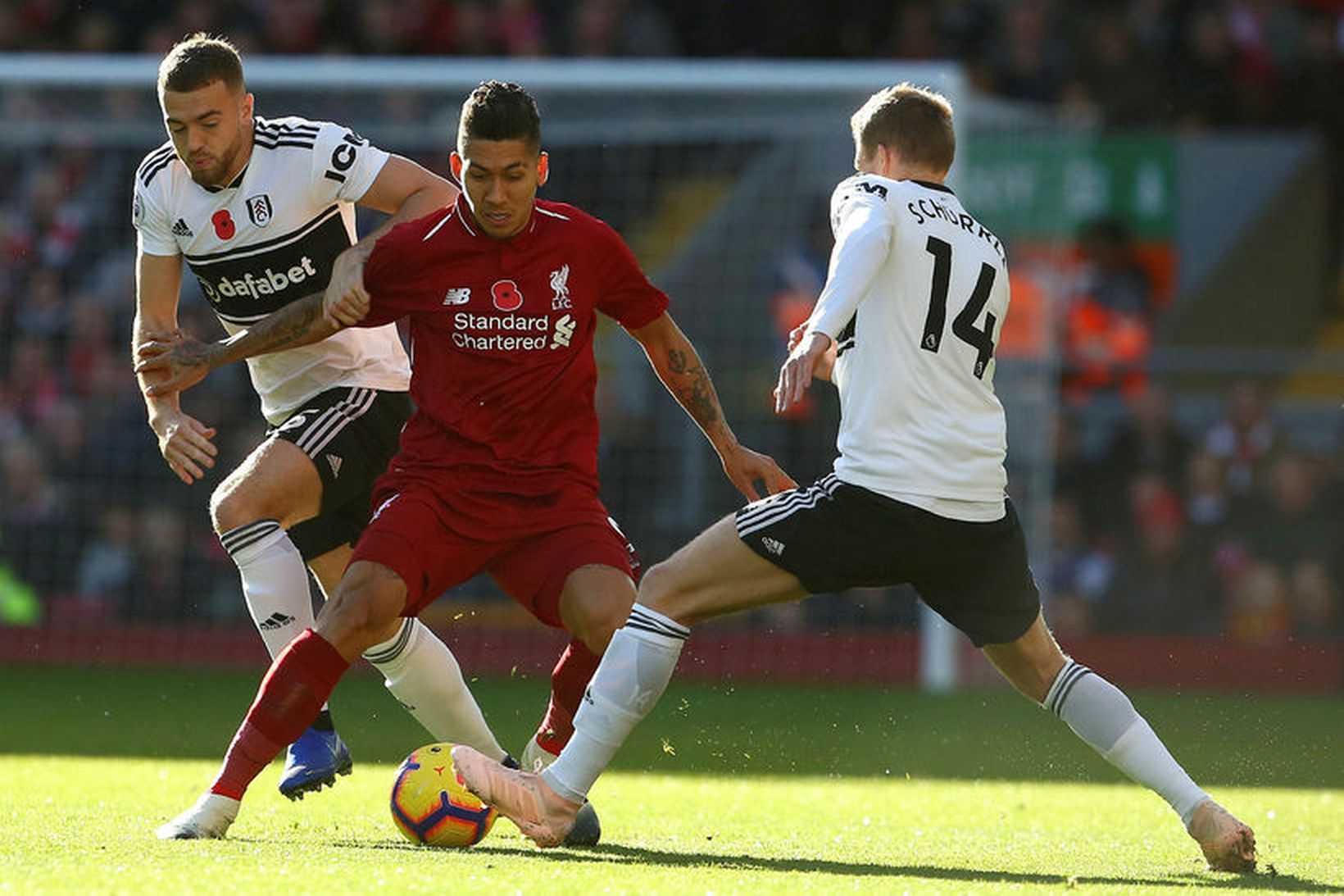 Roberto Firmino með tvo leikmenn Fulham í sér í dag.