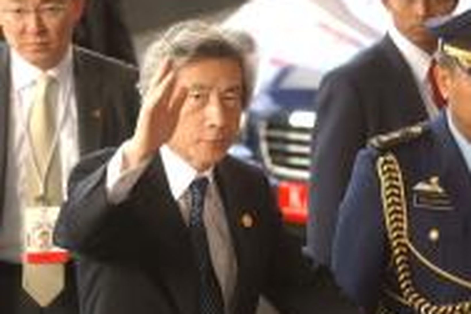 Junichiro Koizumi, forsætisráðherra Japans, við komuna til Jakarta í morgun.