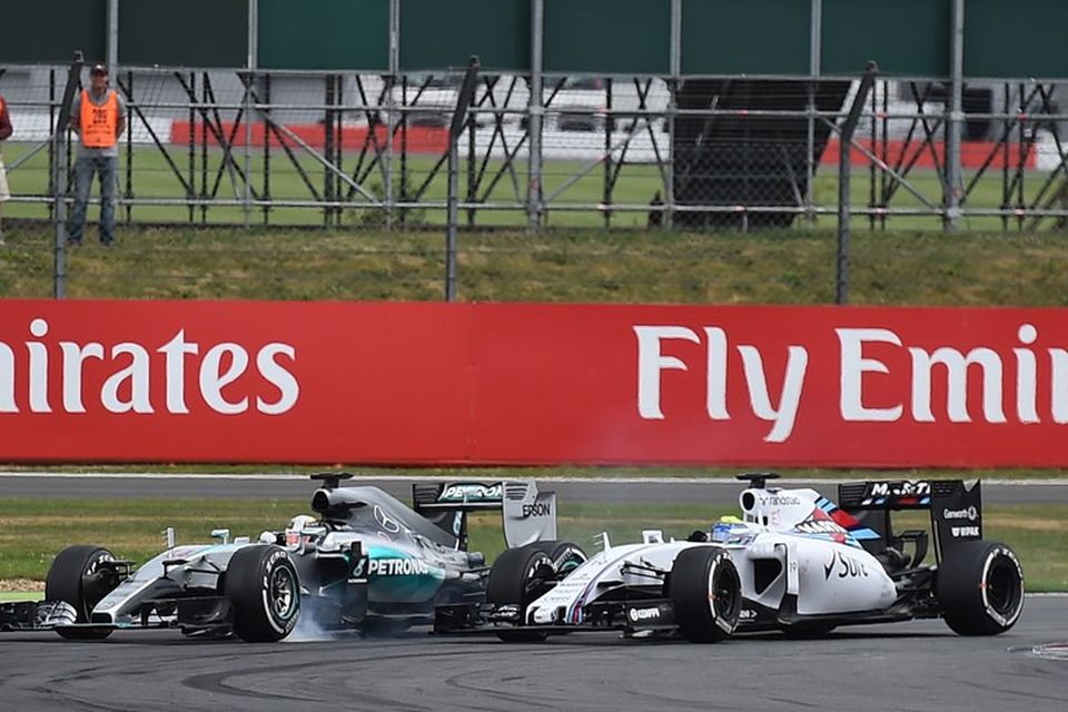 Lewis Hamilton (t.v.) reyndir að taka fram úr Felipe Massa á fyrstu hringjum í Silverstone.
