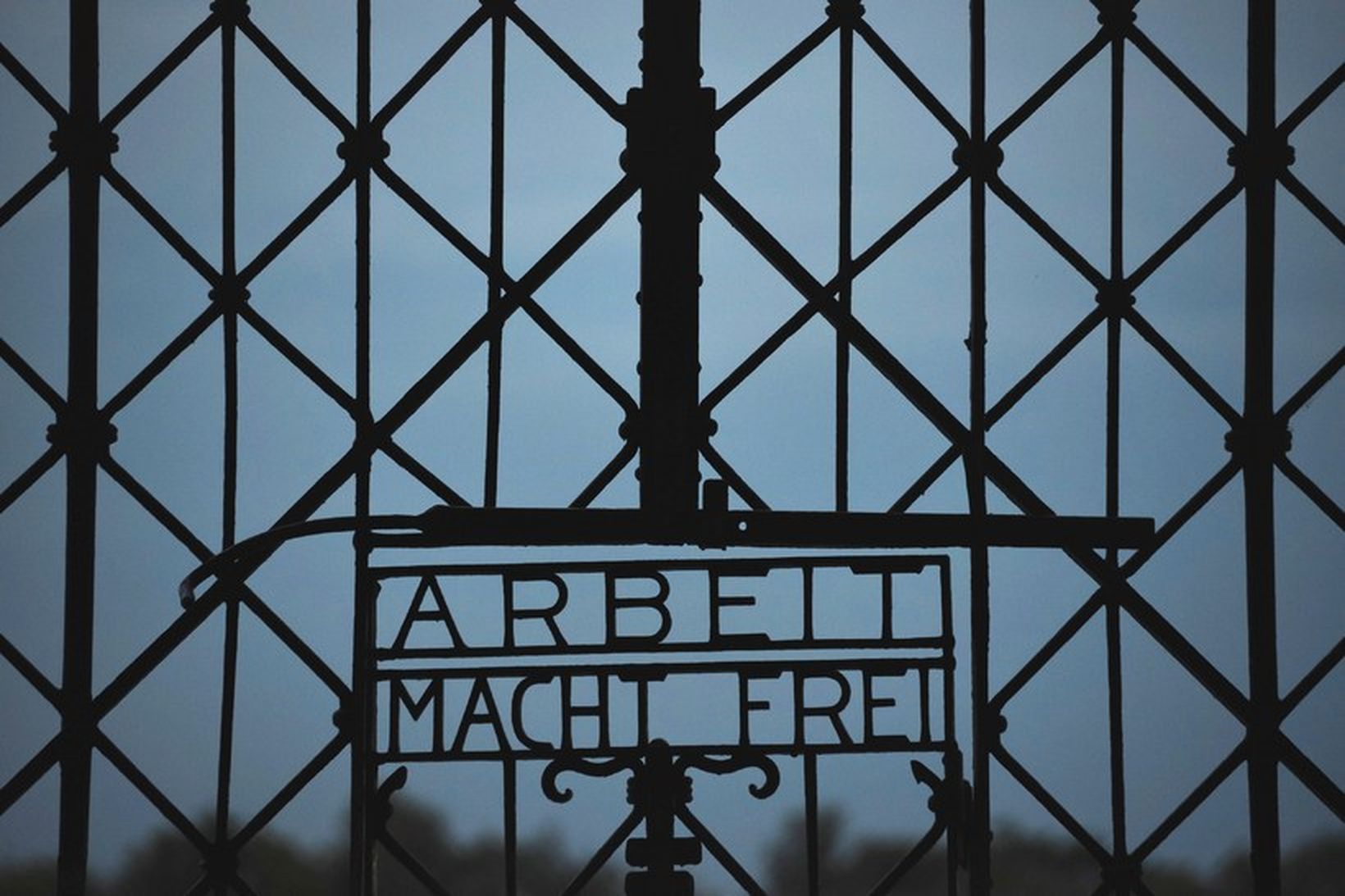 Járnhliðið sem var stolið úr Dachau í nótt Arbeit macht …