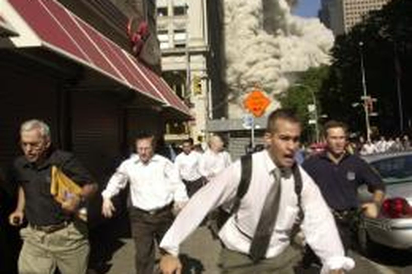Fólk flýr fallandi skýjakljúf í New York 11. september 2001.