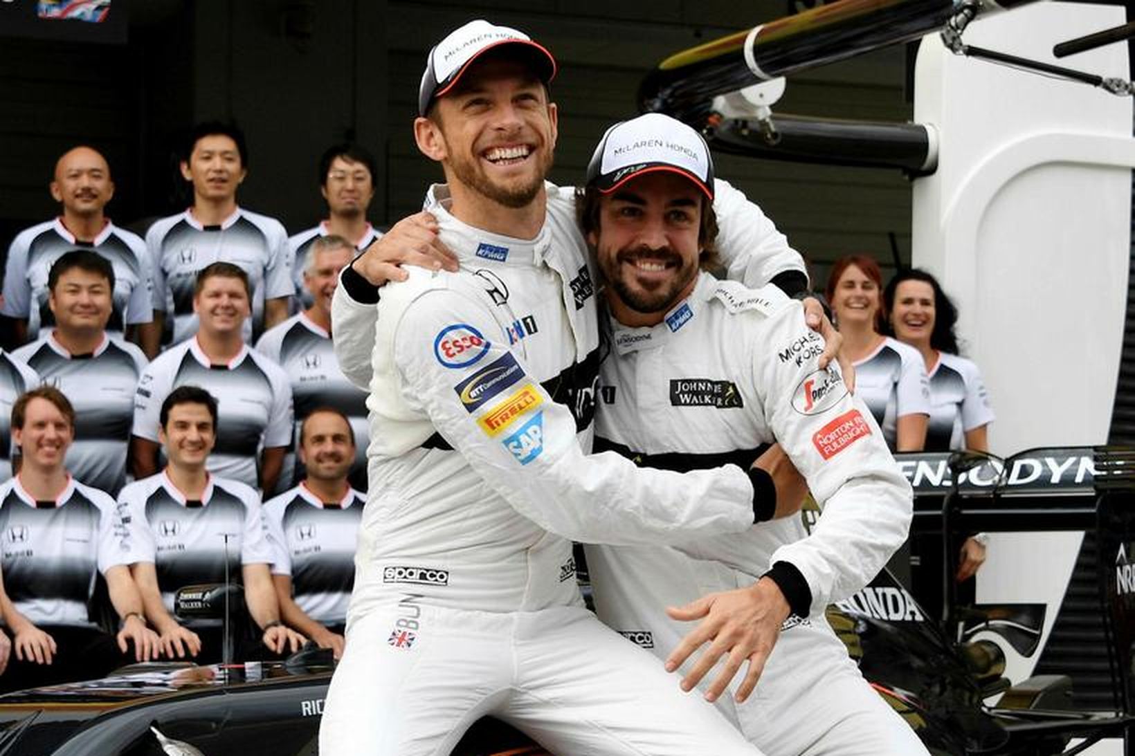 Jenson Button (t.v.) og Fernando Alonso slá á létta strengi …