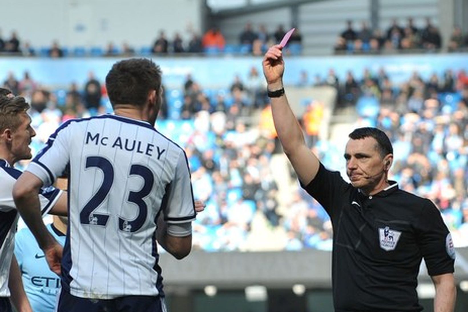 Neil Swarbrick gefur Gareth McAuley rautt spjald í leik West …