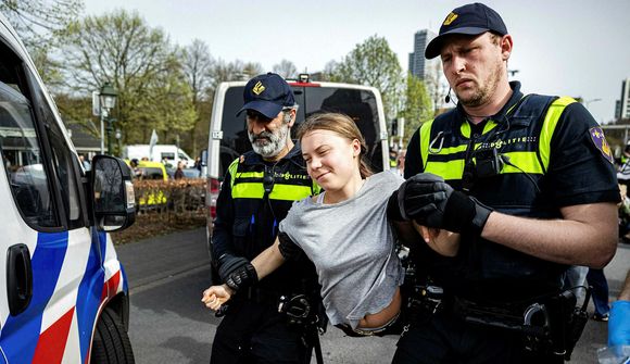 Greta Thunberg handtekin tvisvar