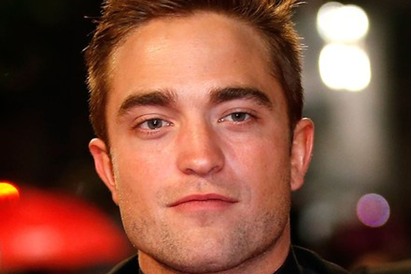 Leikarinn Robert Pattinson er sagður vera í peningavandræðum þessa dagana.