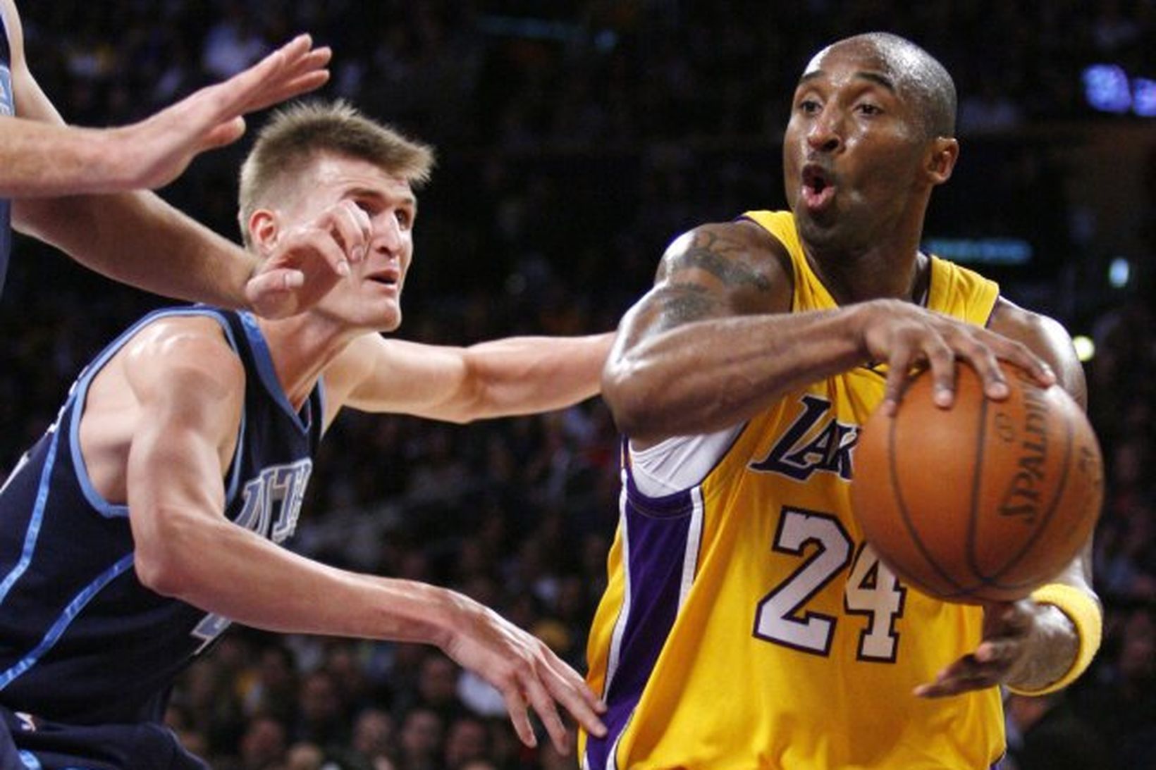 Kobe Bryant í baráttu við Andrei Kirilenko í leik Lakers …