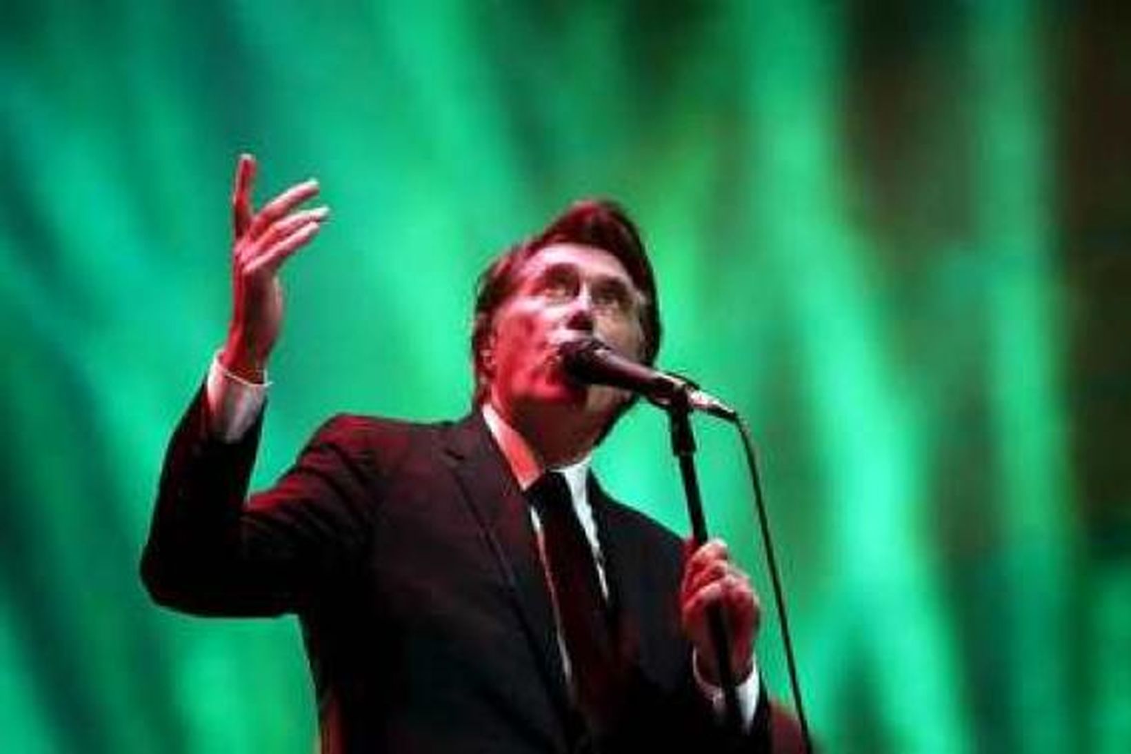 Bryan Ferry í grænum bjarma á tónleikunum í Hörpu í …