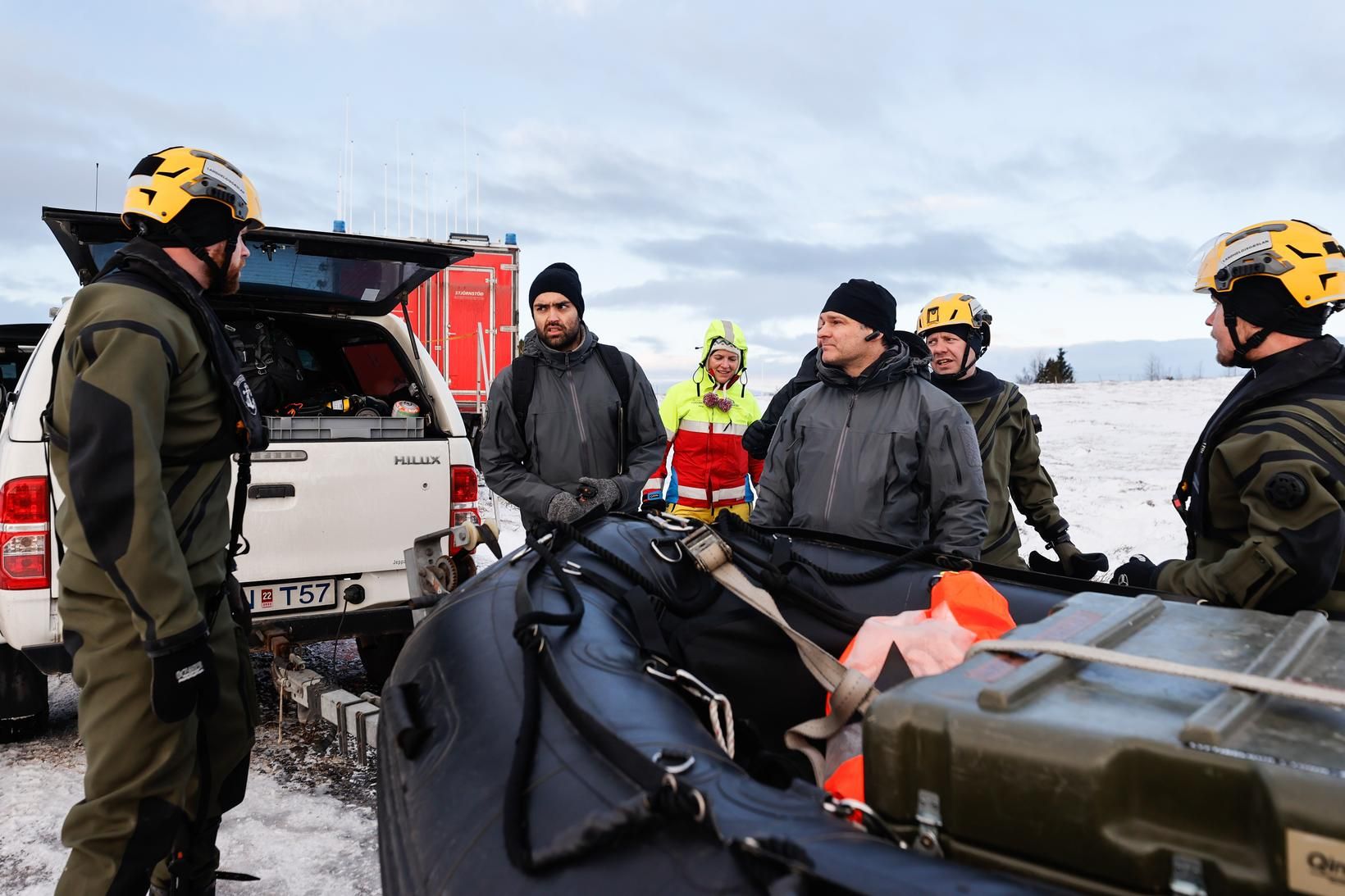 Á fimmta hundrað eru við leit að flugvélinni.