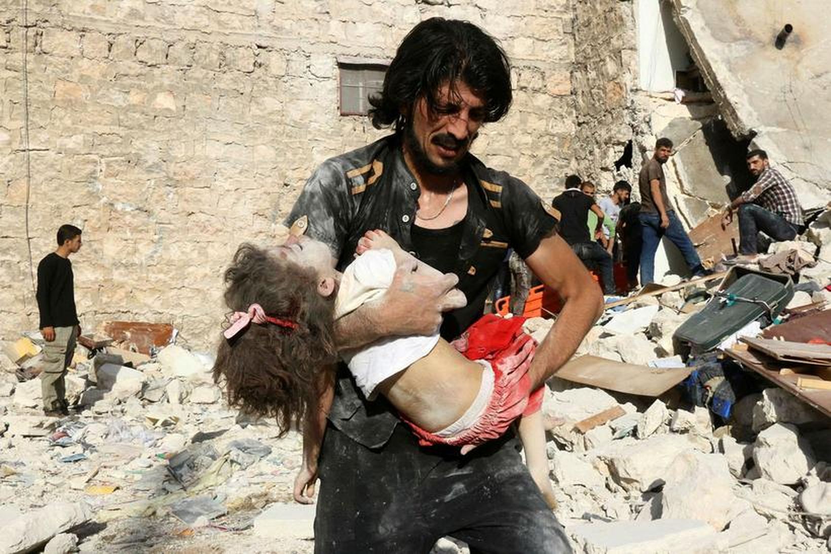 Rússneski flugherinn framkvæmdi miskunnarlausar árásir á óbreytta borgara í Aleppo. …