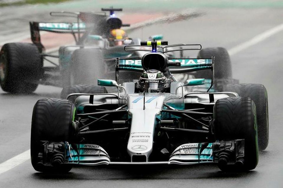 Mercedesmennirnir Valtteri Bottas og Lewis Hamilton á leið í atlögu að tímahring í tímatökunni í …
