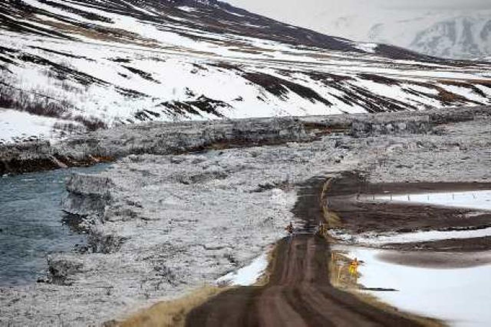 Fnjóská lokaði veginum við Nes í Höfðahverfi er hún ruddi …