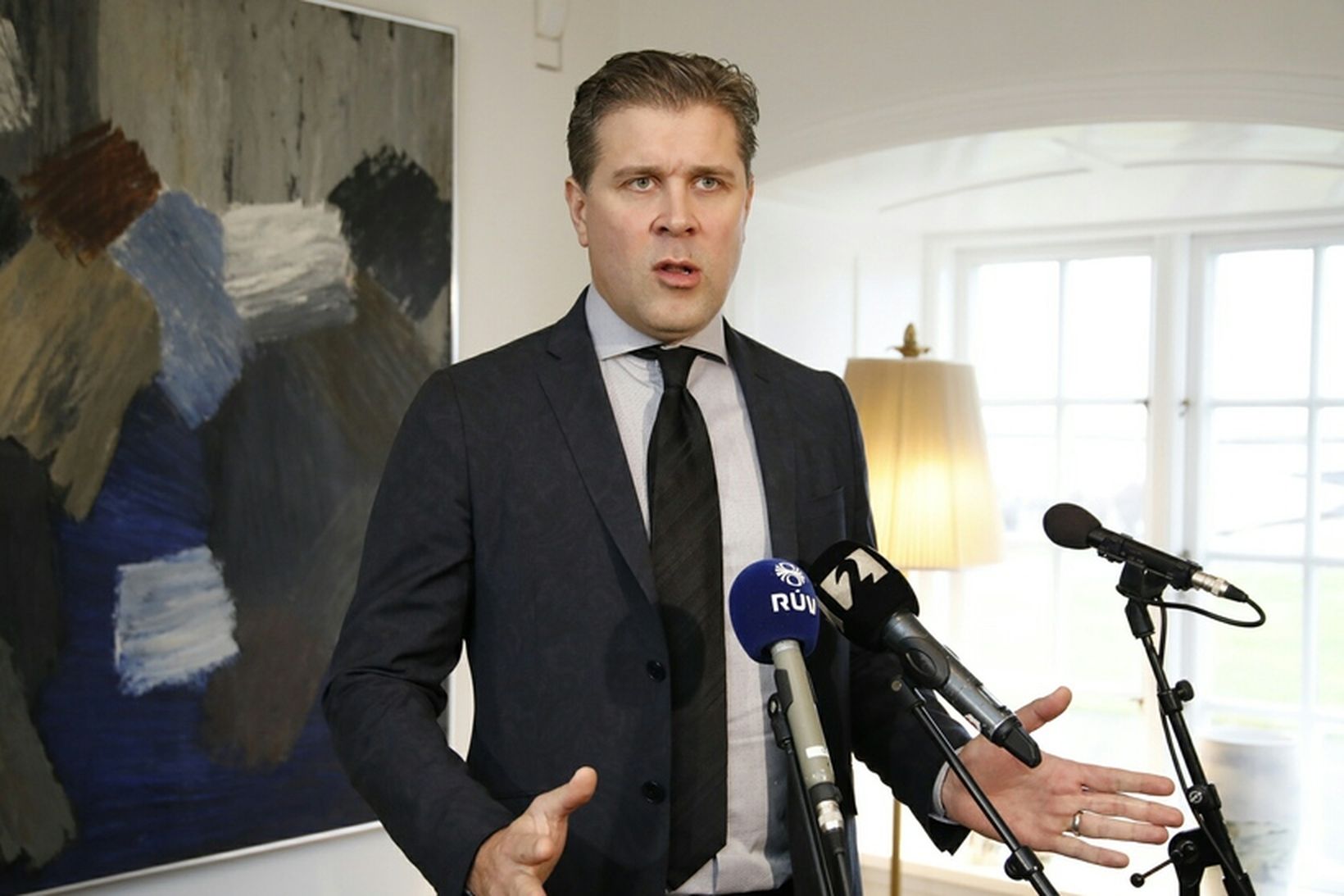 Bjarni Benediktsson ræðir við fjölmiðla á Bessastöðum í dag.
