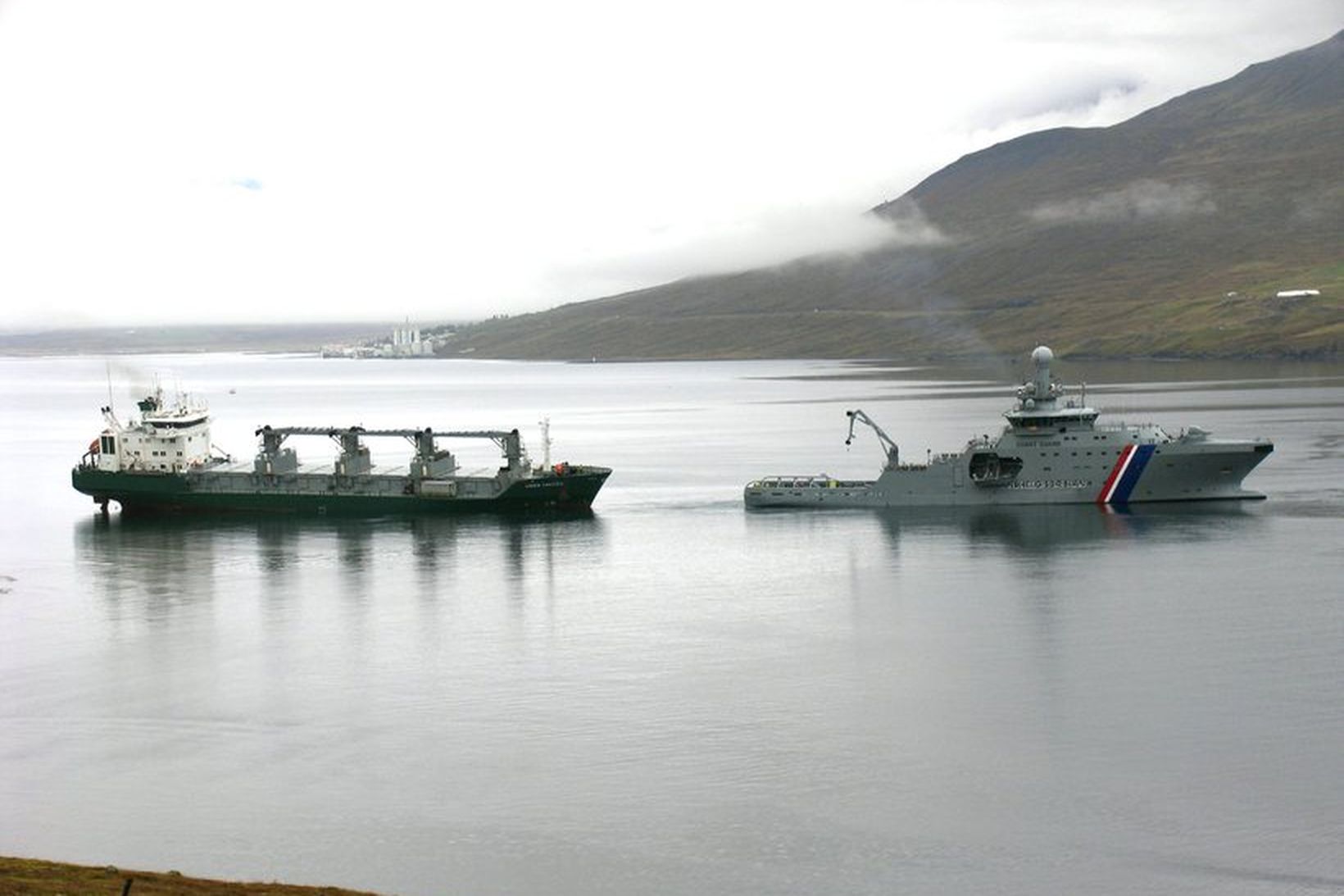 Varðskipið Þór dregur frystiskipið Green Freezer af strandstað.