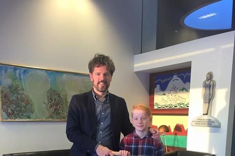 The Mayor of Reykjavik invited Kári to his home and presented him with a new snow shovel.