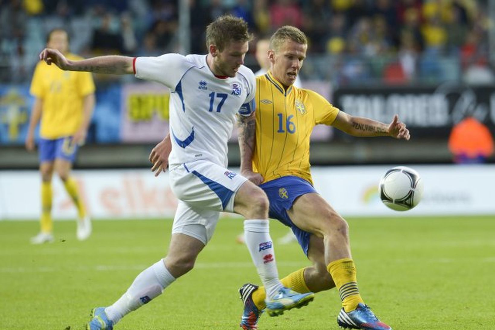 Aron Einar Gunnarsson fyrirliði Íslands og Pontus Wernbloom eigast við …