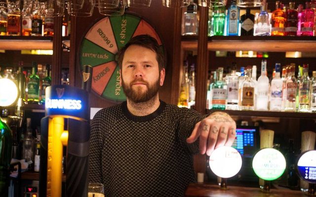 Annir Rúnar Sveinsson, vert á Irishman Pub, hefur vart undan við að hella Guinness fyrir …