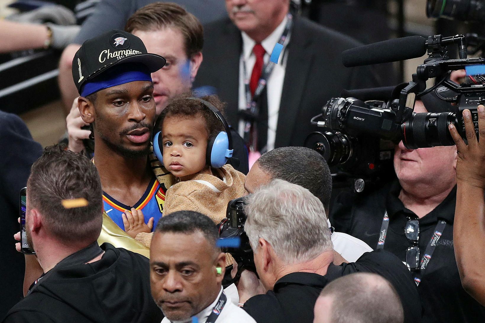 Shai Gilgeous-Alexander ásamt syni sínum Ares.
