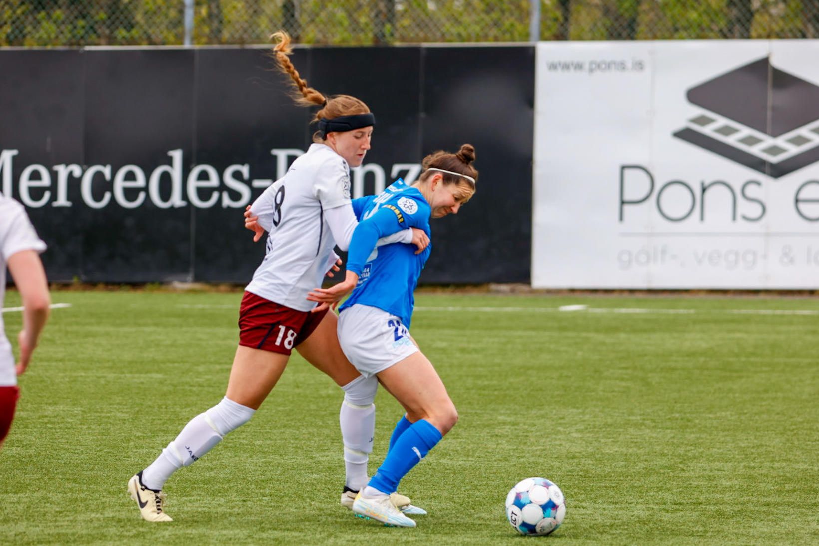 Andrea Mist Pálsdóttir með boltann í kvöld en Katherine Pettet …