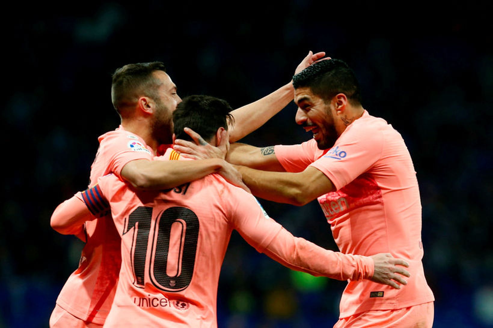 Jordi Alba og Lionel Messi fagna með Luis Suárez um …
