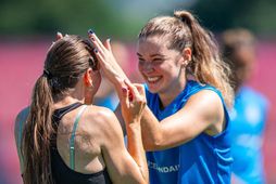 Karólína Lea Vilhjálmsdóttir bregður á leik með sjúkraþjálfaranum Tinnu Mark Antonsdóttur Duffield á æfingu íslenska …
