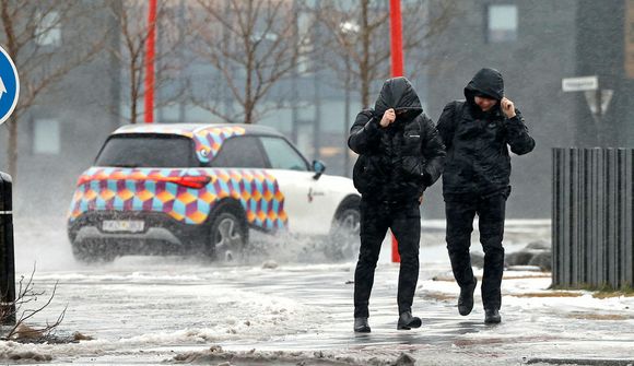 Fólk varað við að vera utandyra