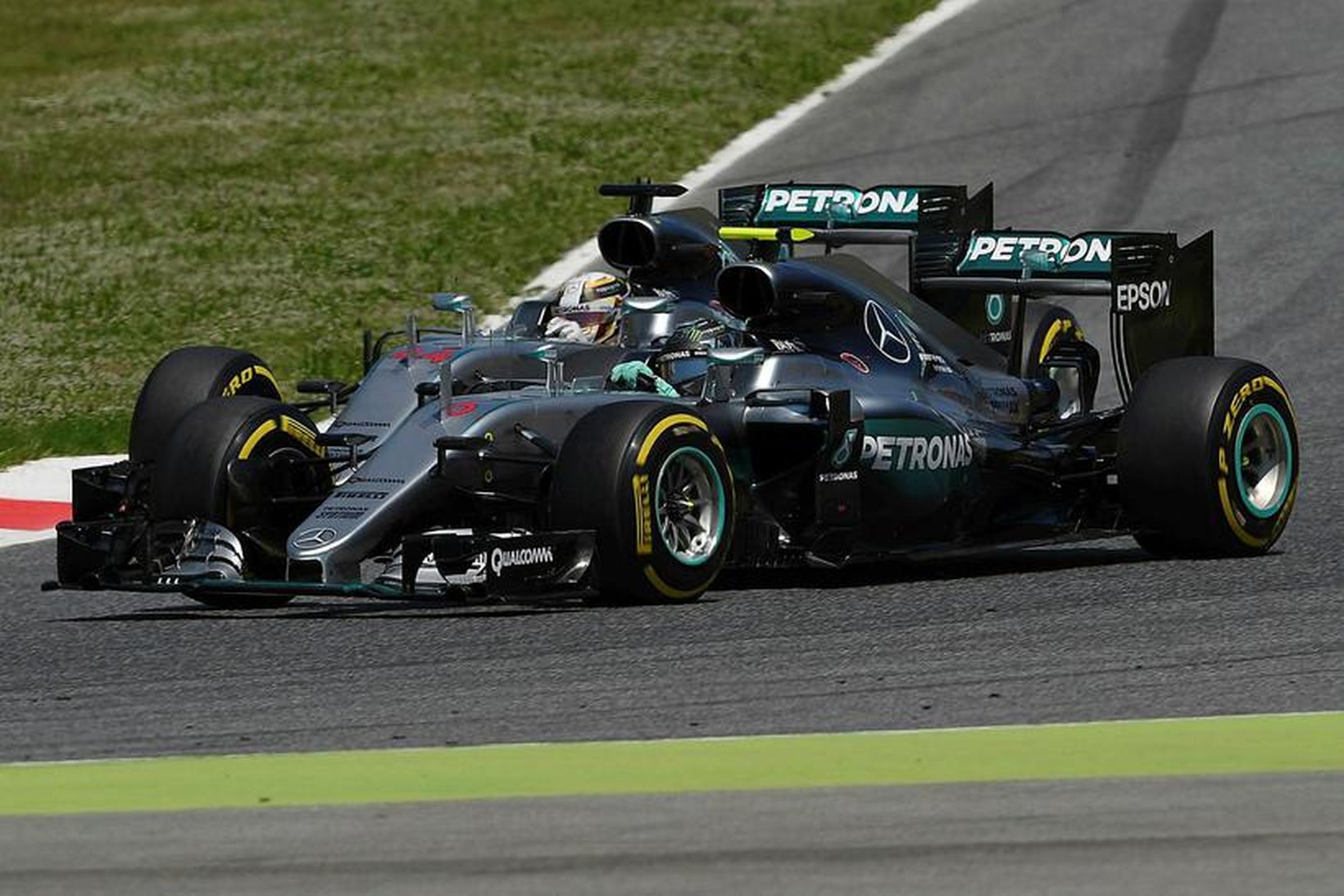 Lewis Hamilton (t.v.) og Nico Rosberg bítast í návígi í …