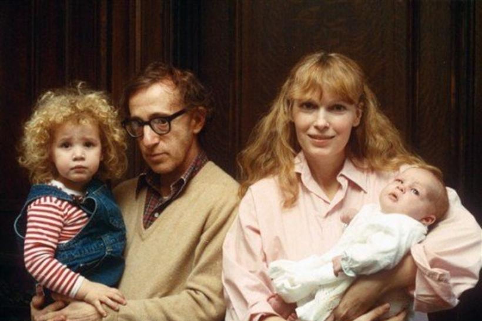 Woody Allen og Mia Farrow með börnin. Allen heldur á …
