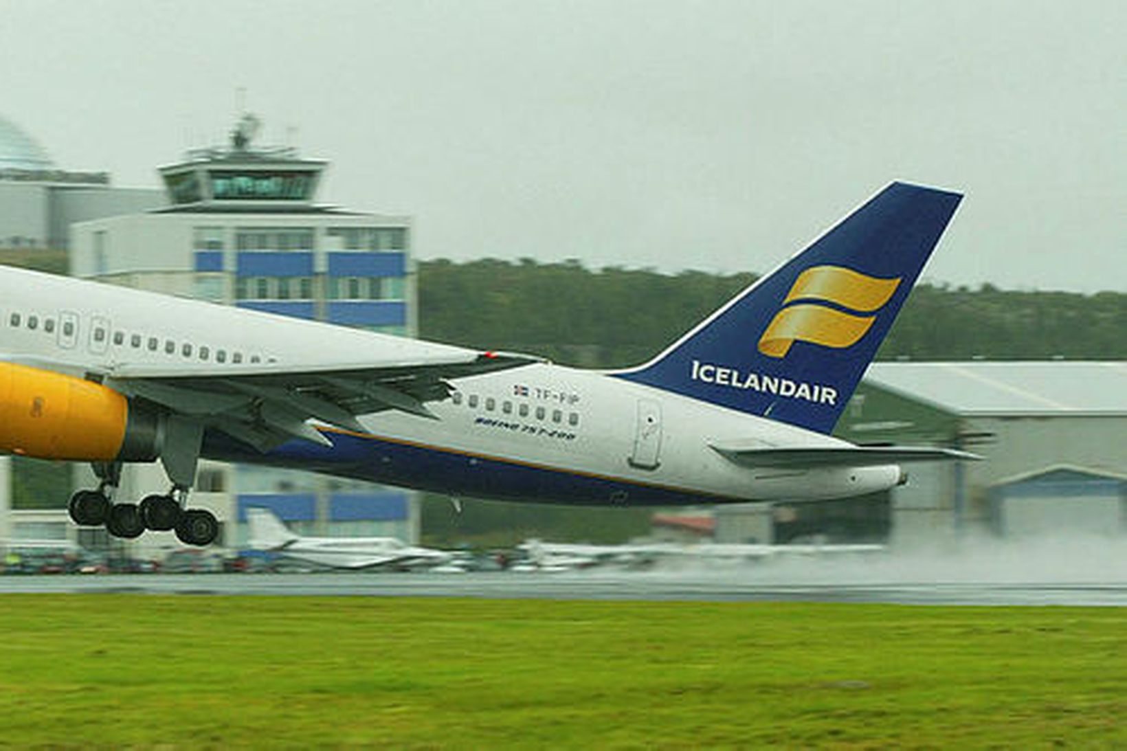 757-þota Icelandair í flugtaki í Reykjavík.