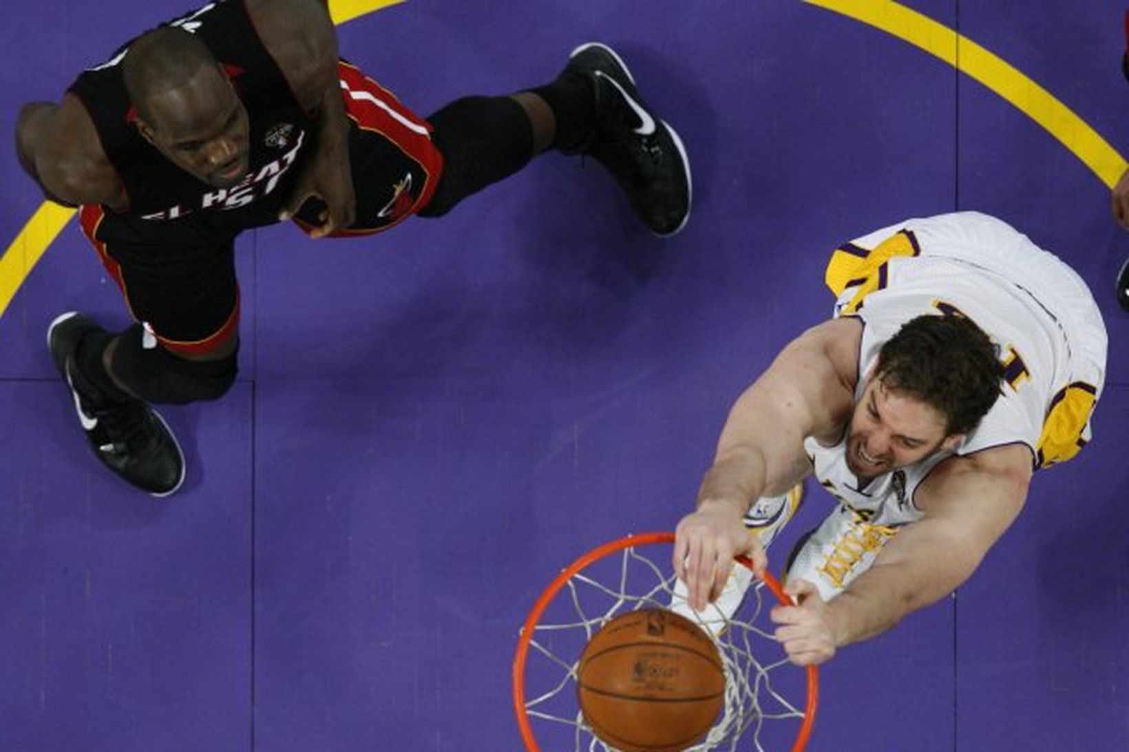 Pau Gasol skorar fyrir Lakers í leiknum gegn Miami í …