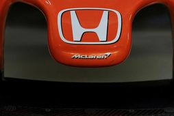 Táknmerki Honda á trjónu keppnisbíls Fernando Alonso hjá McLaren.