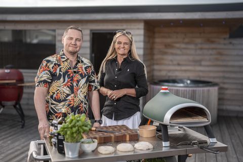 Árni Þorvarðarson bakarameistari mætti í garðinn til Sjafnar Þórðardóttur umsjónarmanns Matarvefs mbl.is og fullkomnar pítsubaksturinn.