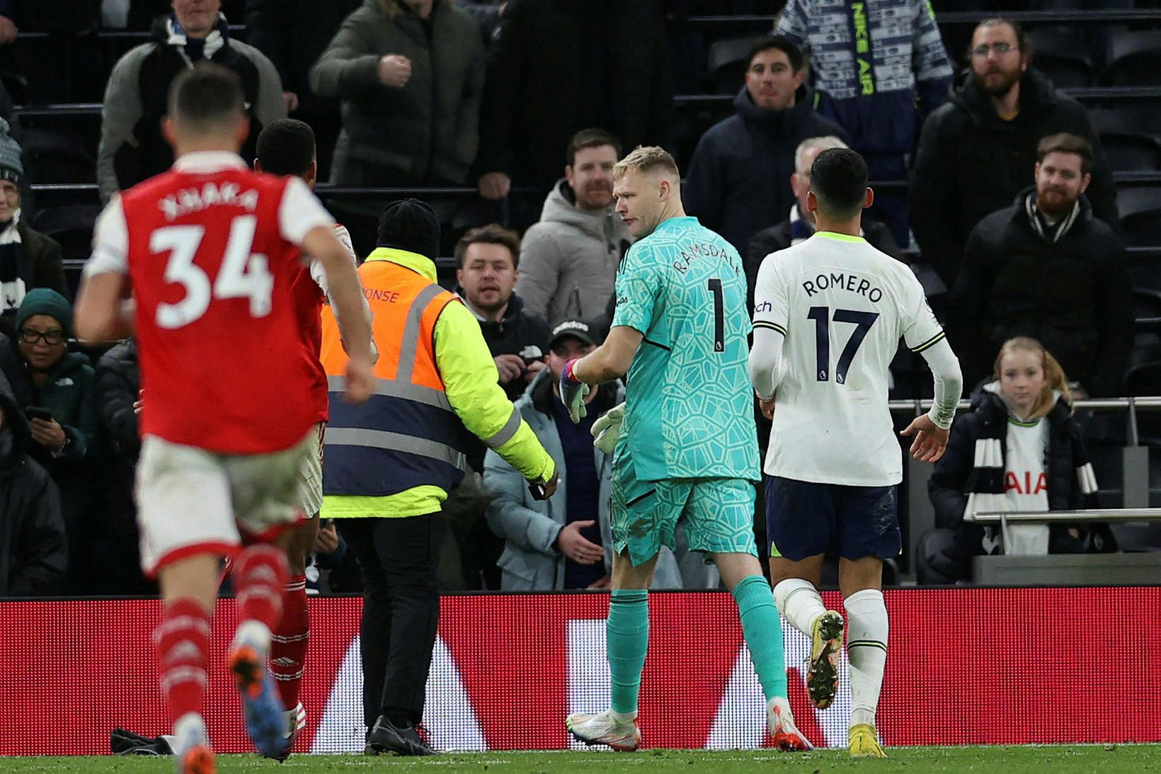 Stuðningsmaður Tottenham Hotspur sparkaði í bak Aarons Ramsdales, markmanns Arsenal, …