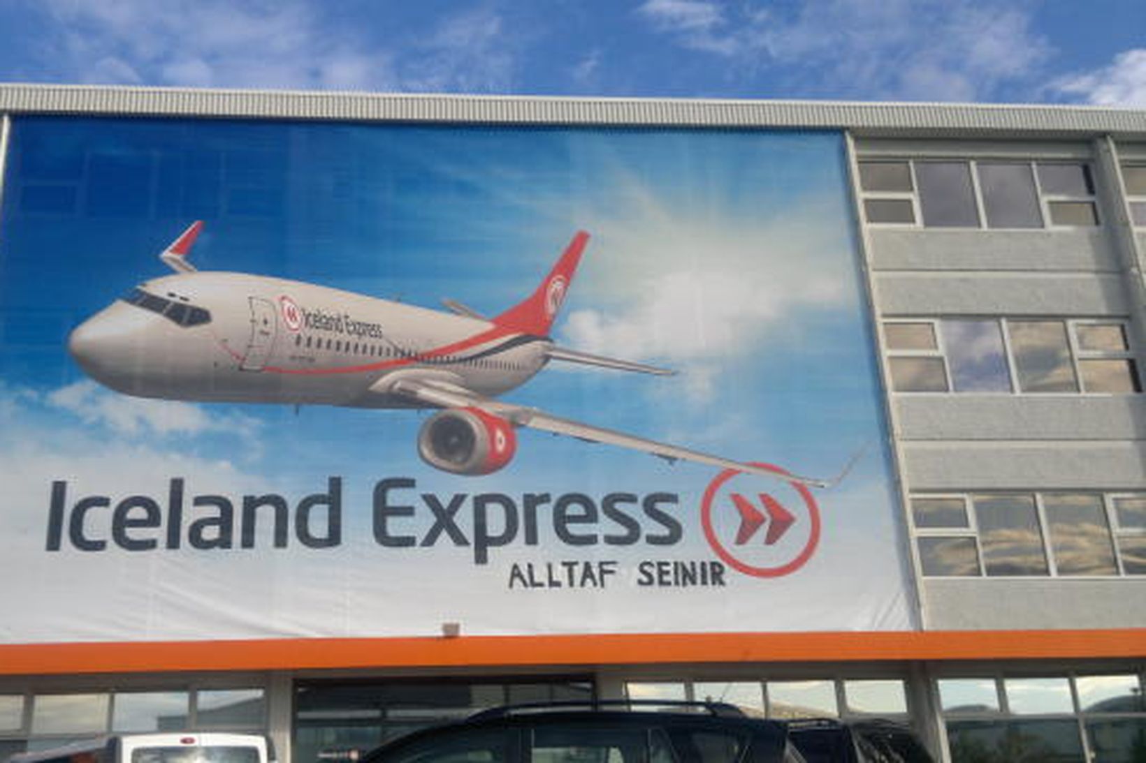 Einhver bætti áletrun við á auglýsingu á húsi Iceland Express. …