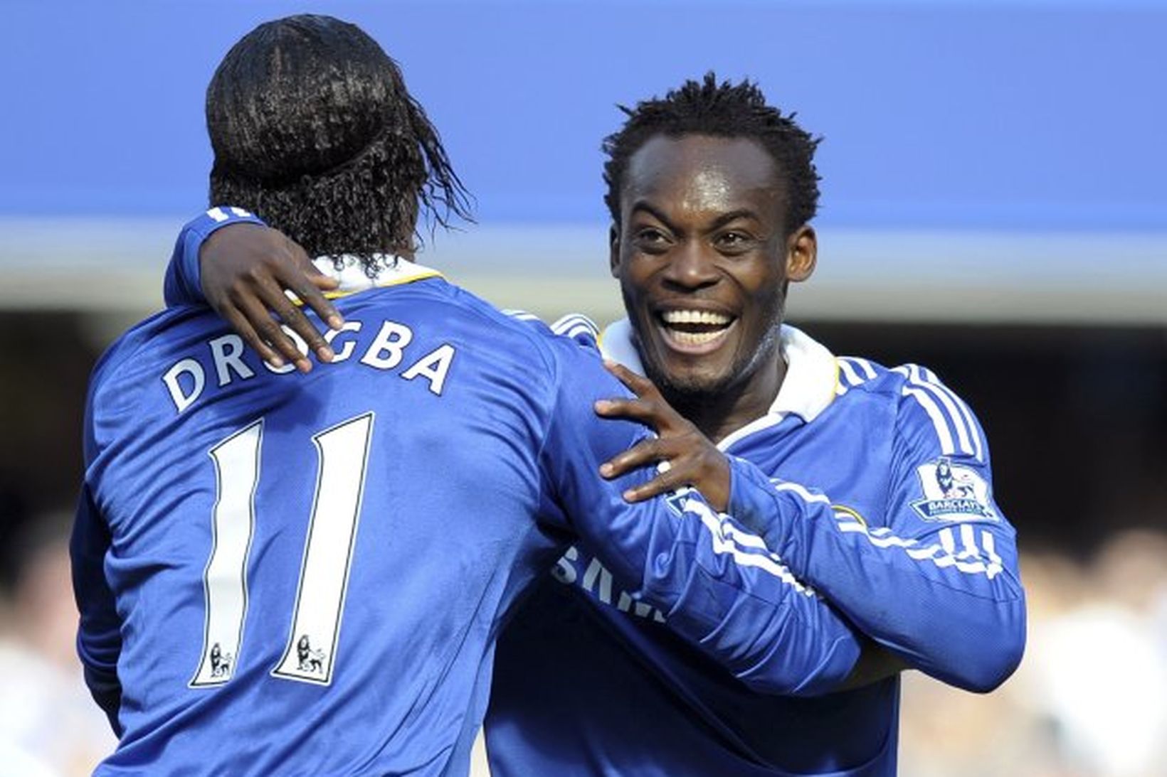 Michael Essien fagnar marki ásamt Didier Drogba.