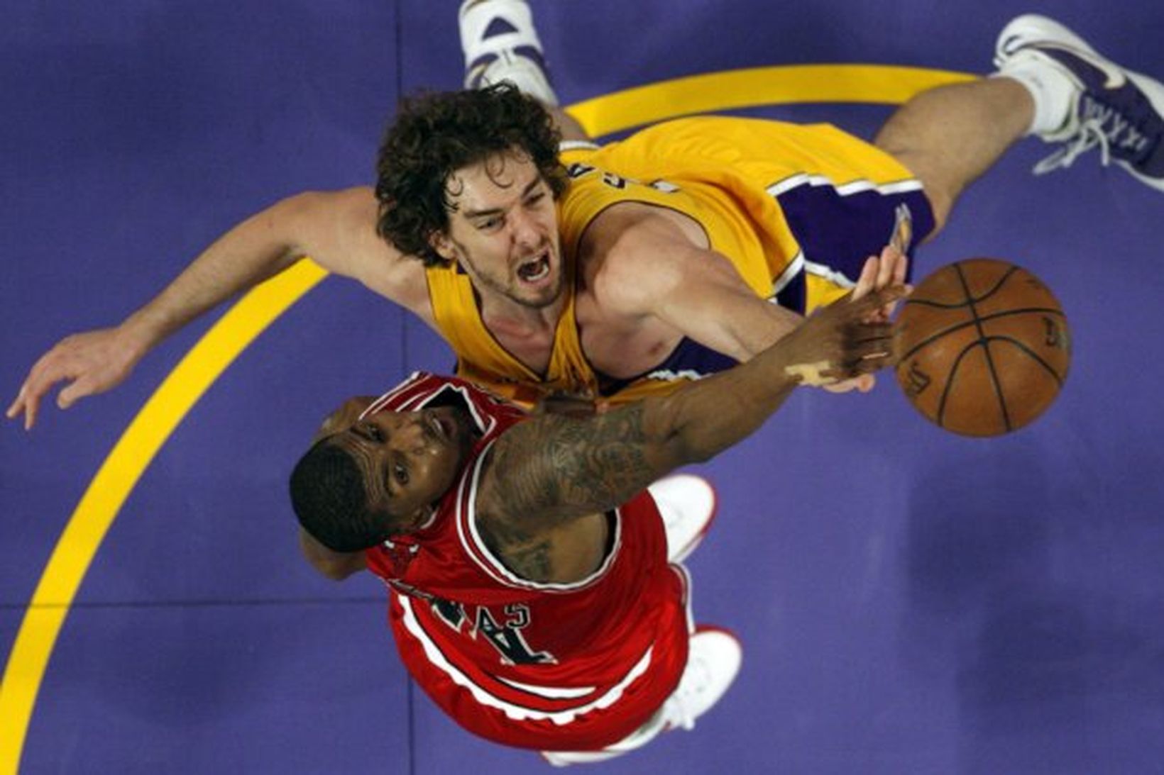 Pau Gasol hjá Lakers (gulur) í baráttu við Tyrus Thomas …