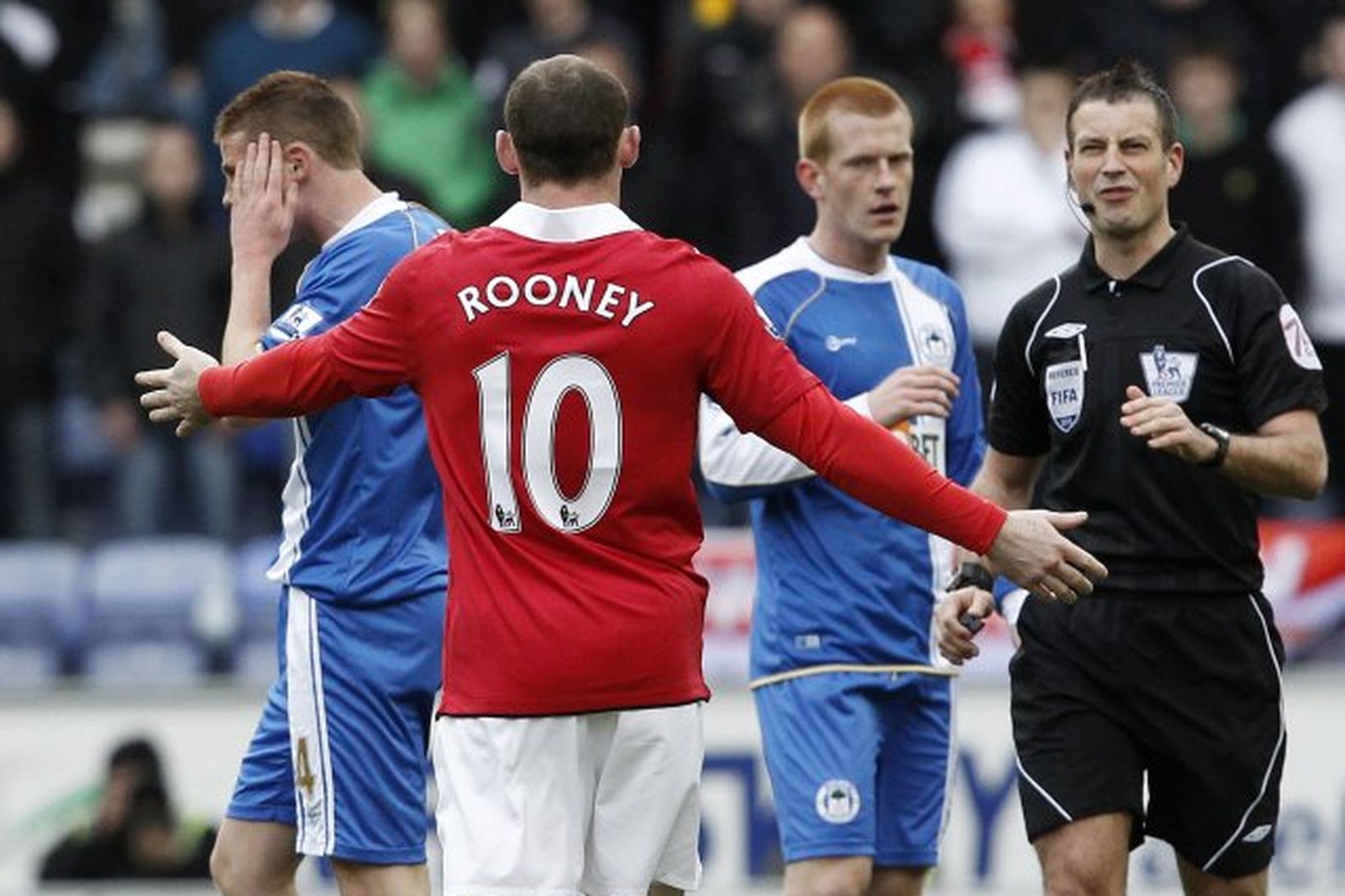 Wayne Rooney ræðir við Mark Clattenburg.