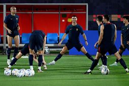 Cristiano Ronaldo teygir úr sér á æfingu portúgalska liðsins í Katar.