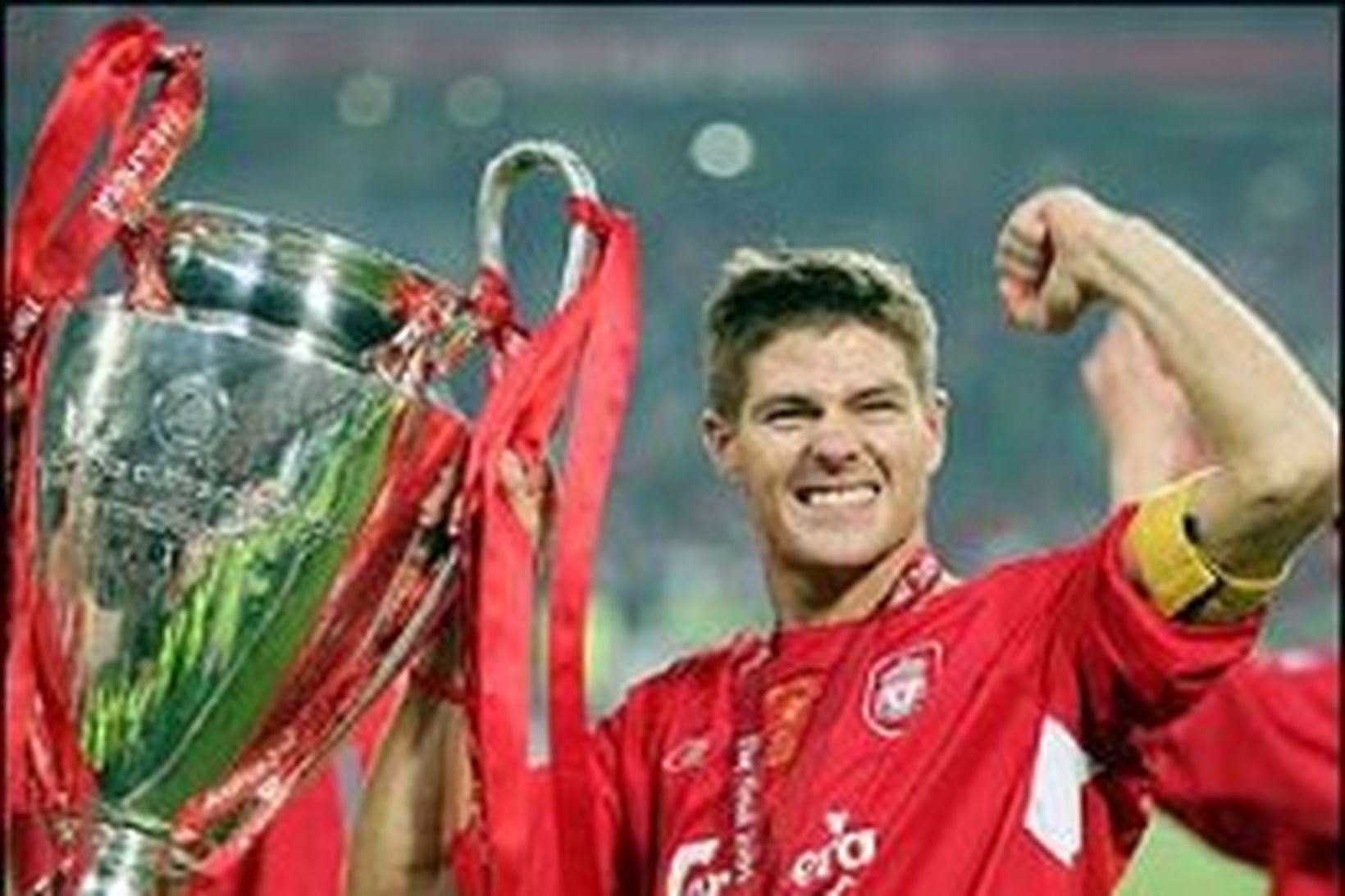 Steven Gerrard fyrirliði Liverpool hampar Evrópumeistaratitlinum 2005.