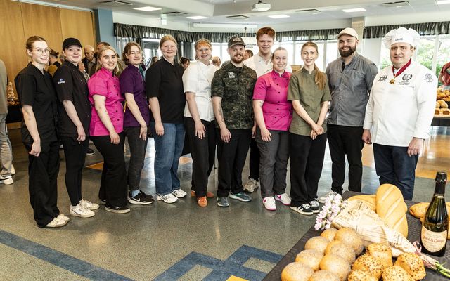 Hér má sjá hópinn sem kláraði sveinsprófið í bakaraiðn á dögunum ásamt formanni sveinsprófsnefndarinna, Tinna …