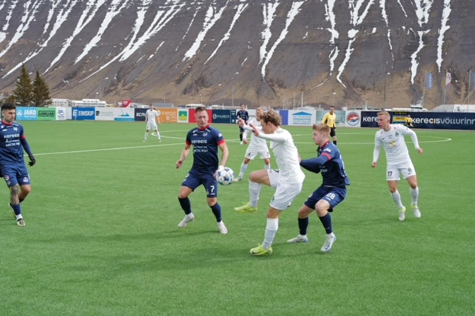 Höskuldur Gunnlaugsson fyrirliði Breiðabliks með boltann í dag.